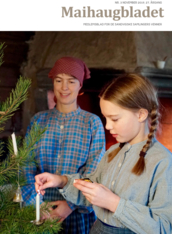 Maihaugbladet 3 2019 med forsidefoto av en jente med historiske kl&aelig;r som tenner et levende lys p&aring; et juletre.